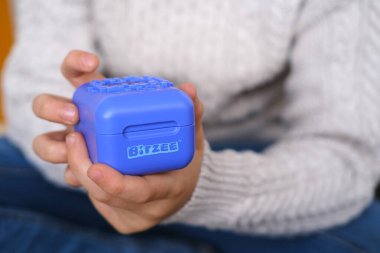 Çocuk parmakları ile Spin Master Bitzee etkileşimli evcil hayvan oyunu, çocuklar için etkileşimli oyuncak Tamagotchi halogram evcil hayvan renkli ekranda, çocuk eğlencesi, Frankfurt - 28 Ekim 2023