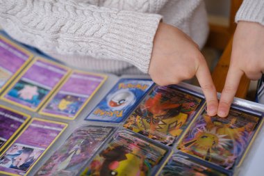 Pozitif çocuk Pokemon Ticaret Kart Oyunu, çocuklar için tahsil edilebilir kart oyunu, arkadaşlarla savaş, Eğitim Oyunları, Pokemon Fan Culture, Frankfurt - Ekim, 28, 2023