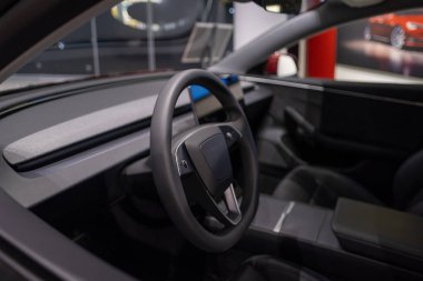 Yeni Tesla Model 3 elektrikli araba, direksiyon, gösterge paneli, çağdaş Avrupa 'da EV kullanımındaki trendler, otomotiv endüstrisindeki son teknolojiler, Frankfurt - 9 Kasım 2023