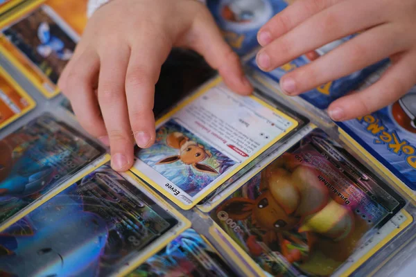 Pozitif çocuk Pokemon Ticaret Kart Oyunu, çocuklar için tahsil edilebilir kart oyunu, arkadaşlarla savaş, Eğitim Oyunları, Pokemon Fan Culture, Frankfurt - Ekim, 28, 2023