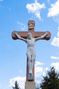 İsa 'nın çarmıha gerildiği eski ortaçağ mezar taşları. Önemli bir şeyin başlangıcı. Eski dokuların taklidi.