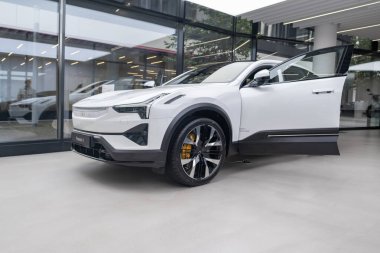 Yeni beyaz elektrik geçişi Polestar 3 İsveçli Polestar şirketi, modern Avrupa 'da EV kullanımındaki eğilimler, otomotiv endüstrisindeki teknolojik gelişmeler, Frankfurt - 9 Kasım 2023