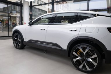 Yeni beyaz elektrik geçişi Polestar 3 İsveçli Polestar şirketi, modern Avrupa 'da EV kullanımındaki eğilimler, otomotiv endüstrisindeki teknolojik gelişmeler, Frankfurt - 9 Kasım 2023