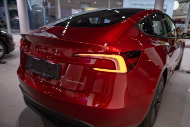 Showroom 'da yeni kırmızı Tesla Model 3 elektrikli araba, çağdaş Avrupa' da EV kullanımındaki trendler, otomotiv endüstrisindeki son teknolojiler, çevresel sürdürülebilir, Frankfurt - 9 Kasım 2023