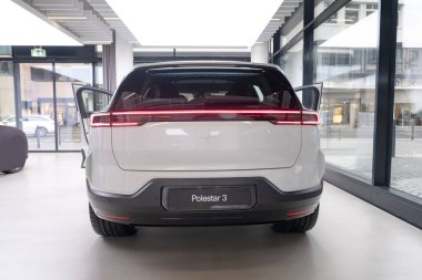 Yeni beyaz elektrik geçişi Polestar 3 İsveçli Polestar şirketi, modern Avrupa 'da EV kullanımındaki eğilimler, otomotiv endüstrisindeki teknolojik gelişmeler, Frankfurt - 9 Kasım 2023