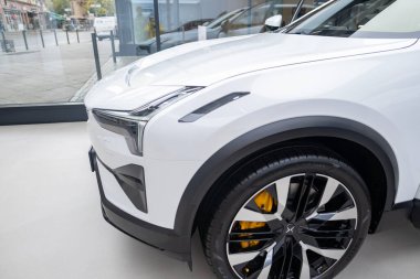 Yeni beyaz elektrik geçişi Polestar 3 İsveçli Polestar şirketi, modern Avrupa 'da EV kullanımındaki eğilimler, otomotiv endüstrisindeki teknolojik gelişmeler, Frankfurt - 9 Kasım 2023