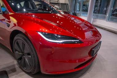Showroom 'da yeni kırmızı Tesla Model 3 elektrikli araba, çağdaş Avrupa' da EV kullanımındaki trendler, otomotiv endüstrisindeki son teknolojiler, çevresel sürdürülebilir, Frankfurt - 9 Kasım 2023