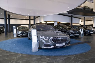 Yeni Mercedes-Benz S-Sınıfı araba galeride, Maybach-Plug-in-Hybrid, sürüş konforu ve yenilikçi teknolojiler, otomotiv endüstrisinde teknolojik gelişmeler, Frankfurt - 9 Kasım 2023
