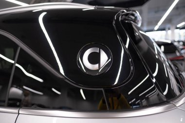 Yeni beyaz elektrikli SUV Smart Hashtag One sergi salonunda, trendler çağdaş Avrupa, otomotiv endüstrisinde teknolojik gelişmeler, çevre temizliği aracı Frankfurt - 9 Kasım 2023