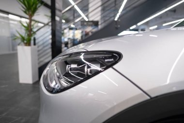 Yeni beyaz elektrikli SUV Smart Hashtag One sergi salonunda, trendler çağdaş Avrupa, otomotiv endüstrisinde teknolojik gelişmeler, çevre temizliği aracı Frankfurt - 9 Kasım 2023