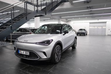 Yeni beyaz elektrikli SUV Smart Hashtag One sergi salonunda, trendler çağdaş Avrupa, otomotiv endüstrisinde teknolojik gelişmeler, çevre temizliği aracı Frankfurt - 9 Kasım 2023