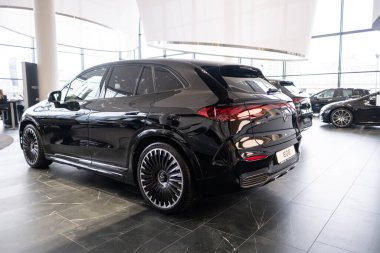 yeni siyah elektrikli Mercedes-AMG EQS 53 4MATIC araba showroom, EV modern Avrupa, teknolojik gelişmeler otomotiv endüstrisi, çevre temizliği aracı, Frankfurt - 9 Kasım 2023