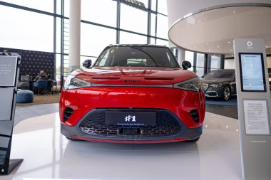 Showroom 'da yeni kırmızı elektrikli cip Smart Hashtag One, modern Avrupa' da EV eğilimleri, otomotiv endüstrisinde teknolojik gelişmeler, çevre temizliği aracı Frankfurt - 9 Kasım 2023