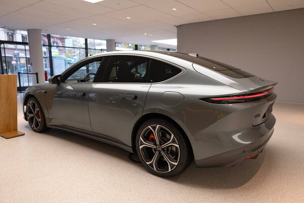 электрический внедорожник китайского бренда Nio, полностью электрический седан ET5 в Студии, элегантный автомобиль в выставочном зале, концепция транспортировки с нулевым уровнем выбросов, инновации в электромобилях, Франкфурт - 9 ноября 2023 года