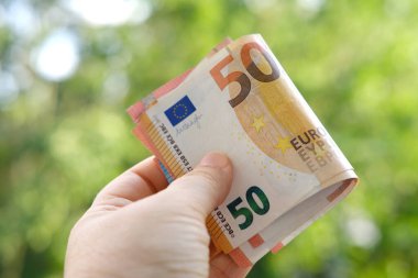 50 avroluk kağıt banknotlar, doğal yeşil altyapı, cep harçlığı konsepti, refah, mali özgürlük, satın alma gücü, alışveriş, parasal döviz