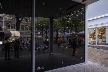 Frankfurt şehir merkezindeki modern ofis ve Tesla galerisi Grosse Bockenheimer Caddesi, otomotiv endüstrisindeki son teknolojiler, çevresel sürdürülebilir, Frankfurt - 9 Kasım 2023
