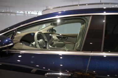 Sergi salonunda yeni mavi elektrikli Mercedes EQS 580 4MATIC araba, EV çağdaş, otomotiv endüstrisinde teknolojik gelişmeler, çevre temizliği aracı, Frankfurt - 9 Kasım 2023