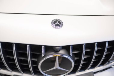 Kapakta Mercedes-Benz Araba Logosu, beyaz elektrikli Mercedes EQE, Daimler Motor amblemi, otomotiv endüstrisinde teknolojik gelişmeler, çevre temizliği, Frankfurt - 9 Kasım 2023