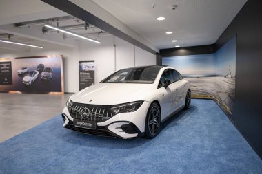 Yeni beyaz elektrikli Mercedes EQE 43 sedan, galeride araba, EV çağdaş Avrupa, otomotiv endüstrisinde teknolojik gelişmeler, çevre temizliği aracı, Frankfurt - 9 Kasım 2023