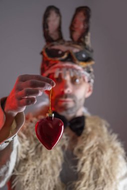 Komik tavşan adam, korkunç tavşan maskeli genç adam kalbe, ölümcül aşka, sevgililer gününe, korku ve dehşete, yüz ifadesine, Aşk Stratejileri 'ne, Cadılar Bayramı' na ve Şenlik Kostümlerine bakar.