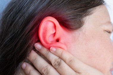 Kısmen kadın yüzü, kulak iltihabı, kulak iltihabı, işitme testi, konsept veya kronik kulak enfeksiyonu, tedavi ve bakım, teşhis ve tedavi, kulak sorunlarını önleme, kulak ve sağlık sorunları