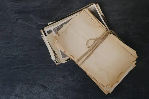 Eski püskü kenevir sicimi, eski fotoğraflar, aile arşivi ile bağlanmış yırtık eski kağıt yığını, orijinal ve eski usul
