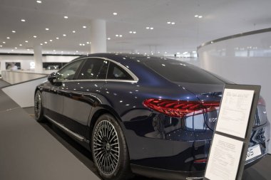 Sergi salonunda yeni mavi elektrikli Mercedes EQS 580 4MATIC araba, EV çağdaş, otomotiv endüstrisinde teknolojik gelişmeler, çevre temizliği aracı, Frankfurt - 9 Kasım 2023