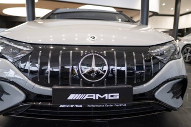 Sergi salonunda yeni gri elektrikli Mercedes-AMG EQS 53 4MATIC araba, EV çağdaş Avrupa, otomotiv endüstrisinde teknolojik gelişmeler, çevre temizliği aracı Frankfurt - 9 Kasım 2023