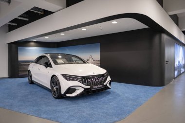 Yeni beyaz elektrikli Mercedes EQE 43 sedan, galeride araba, EV çağdaş Avrupa, otomotiv endüstrisinde teknolojik gelişmeler, çevre temizliği aracı, Frankfurt - 9 Kasım 2023