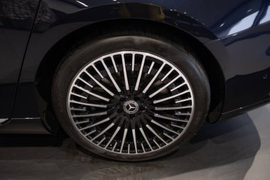 Sergi salonunda elektrikli Mercedes EQS 4MATIC araç kapakları, EV çağdaş, otomotiv endüstrisinde teknolojik gelişmeler, çevre temizliği aracı, Frankfurt - 9 Kasım 2023