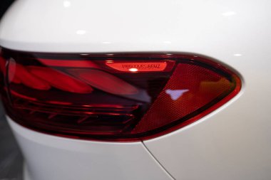 Sergi salonunda yeni beyaz elektrikli Mercedes 580 4MATIC araba, EV çağdaş Avrupa, otomotiv endüstrisinde teknolojik gelişmeler, çevre temizliği aracı, Frankfurt - 9 Kasım 2023