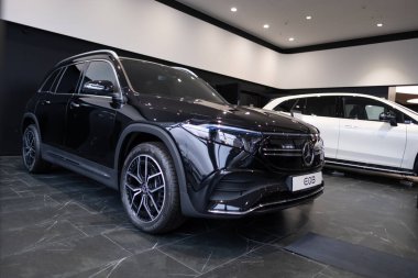 Sergi salonunda yeni siyah Mercedes EQB elektrikli SUV 4MATIC Avrupa, otomotiv endüstrisinde teknolojik gelişmeler, çevre temizliği aracı, Frankfurt - 9 Kasım 2023