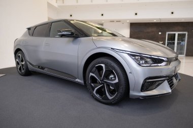 Galerideki yeni gri elektrik geçidi Kia EV6 GT, Güney Kore otomobil şirketi, otomotiv endüstrisindeki son teknolojiler, çevresel sürdürülebilir, Frankfurt - 9 Kasım 2023