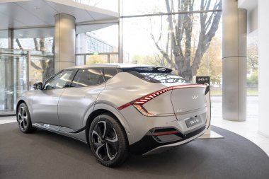 Galerideki yeni gri elektrik geçidi Kia EV6 GT, Güney Kore otomobil şirketi, otomotiv endüstrisindeki son teknolojiler, çevresel sürdürülebilir, Frankfurt - 9 Kasım 2023