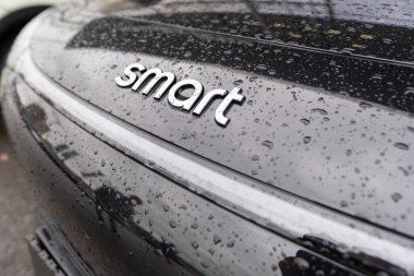 Yeni siyah elektrikli SUV Smart Hashtag 1 in yağmur damlaları, trendler çağdaş Avrupa, otomotiv endüstrisindeki teknolojik gelişmeler, çevre temizliği aracı, Frankfurt - 9 Kasım 2023