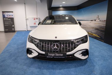 Yeni beyaz elektrikli Mercedes EQE 43 sedan, galeride araba, EV çağdaş Avrupa, otomotiv endüstrisinde teknolojik gelişmeler, çevre temizliği aracı, Frankfurt - 9 Kasım 2023