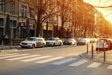 Müşterileri bekleyen taksi kuyrukları, Almanya 'daki Avrupa Frankfurt caddeleri, Ulaştırma Servisi, Günlük rutin, Şehir Hareketi, Ulaşım Ağı, Frankfurt, Frankfurt - 26 Şubat 2023