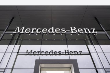 Mercedes-Benz, Satış Ofisi, Daimler Motor amblemi, Otomotiv Endüstrisindeki Reklam ve Pazarlama konsepti, İngiliz otomobil üreticisi Frankfurt - 9 Kasım 2023