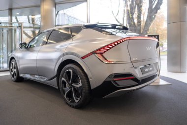 Galerideki yeni gri elektrik geçidi Kia EV6 GT, Güney Kore otomobil şirketi, otomotiv endüstrisindeki son teknolojiler, çevresel sürdürülebilir, Frankfurt - 9 Kasım 2023