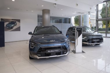 Yeni hibrid elektrikli otomobil Kia NIRO HEV, Güney Kore hev sergi salonunda, modern Avrupa 'da EV kullanımındaki eğilimler, otomotiv endüstrisindeki son gelişmeler, Frankfurt - 9 Kasım 2023