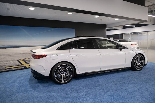 Новый белый электрический седан Mercedes EQE 43, автомобиль в салоне, EV contemporary Europe, технологические достижения в автомобильной промышленности, экологическая чистота автомобиля, Франкфурт - 9 ноября 2023