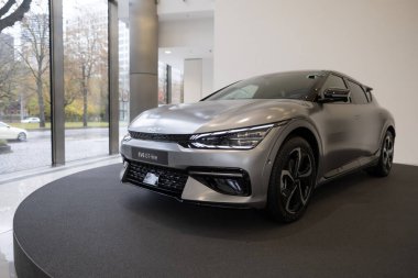 Galerideki yeni gri elektrik geçidi Kia EV6 GT, Güney Kore otomobil şirketi, otomotiv endüstrisindeki son teknolojiler, çevresel sürdürülebilir, Frankfurt - 9 Kasım 2023