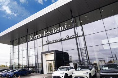 Mercedes-Benz, Satış Ofisi, Daimler Motor amblemi, Otomotiv Endüstrisindeki Reklam ve Pazarlama konsepti, İngiliz otomobil üreticisi Frankfurt - 9 Kasım 2023
