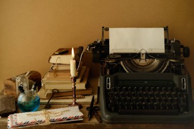 Mum yakma, eski kitapları, mektupları, eski daktiloları kopyalama alanı, boş, yaratıcı süreç ve edebiyat yaratımı, atmosfer gazeteciliği ve raporlama, antikalar ve koleksiyon