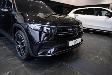 Sergi salonunda yeni siyah Mercedes EQB elektrikli SUV 4MATIC Avrupa, otomotiv endüstrisinde teknolojik gelişmeler, çevre temizliği aracı, Frankfurt - 9 Kasım 2023