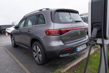 elektrikli arabalar Mercedes-Benz EQB 300, EV çağdaş Avrupa, yenilikçi teknolojiler, otomotiv endüstrisindeki teknolojik gelişmeler, çevre temizliği aracı, Frankfurt - 9 Kasım 2023