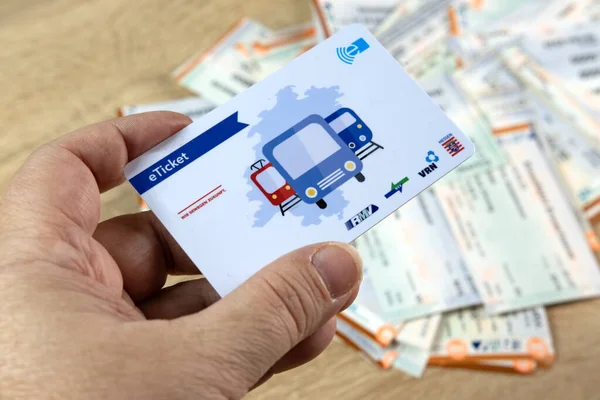 Kadın eli elektronik eTicket Almanya, plastik aylık seyahat kartı, Transit 'te Dijital Dönüşüm, Toplu Taşıma Teknolojisi, Frankfurt - 3 Aralık 2023