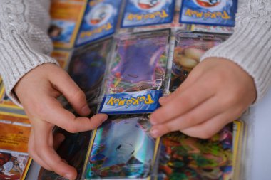 Pozitif çocuk Pokemon Ticaret Kart Oyunu, çocuklar için tahsil edilebilir kart oyunu, arkadaşlarla savaş, Eğitim Oyunları, Pokemon Fan Culture, Frankfurt - Ekim, 28, 2023
