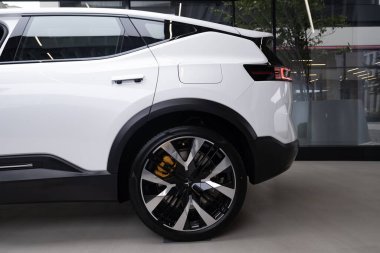 Yeni beyaz elektrik geçişi Polestar 3 İsveçli Polestar şirketi, modern Avrupa 'da EV kullanımındaki eğilimler, otomotiv endüstrisindeki teknolojik gelişmeler, Frankfurt - 9 Kasım 2023