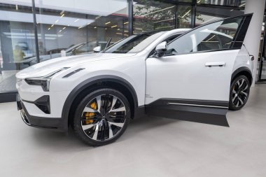 Yeni beyaz elektrik geçişi Polestar 3 İsveçli Polestar şirketi, modern Avrupa 'da EV kullanımındaki eğilimler, otomotiv endüstrisindeki teknolojik gelişmeler, Frankfurt - 9 Kasım 2023